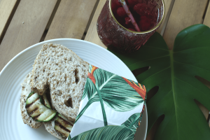 zuurdesemboterham met humus en gegrilde courgette van besteldesembrood.nl
