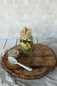 Zomerse salade met zalm, zuurdesembrood en avocado