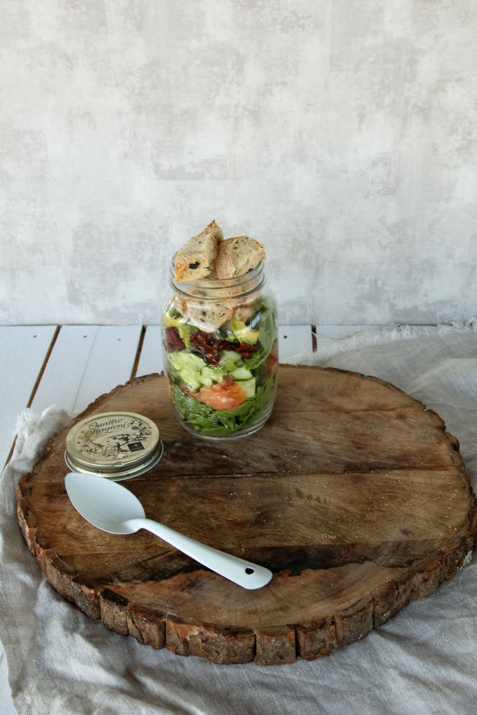 Zomerse salade met zalm, zuurdesembrood en avocado