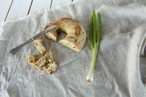 Zuurdesembrood olijf, heerlijk in een zomerse salade