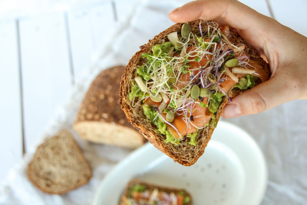Koolhydraatarm ontbijt met brood, avocado en zalm