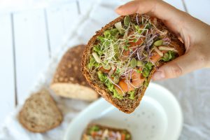 Koolhydraatarm ontbijt met brood met avocado en zalm