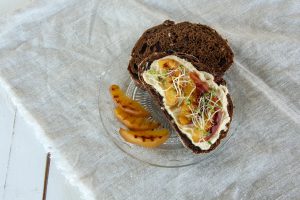 Barbecue dessert met nectarine en maple syrup