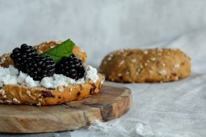 Zuurdesembrood online bestellen, spelt muesli broodje, broodbeleg inspiratie